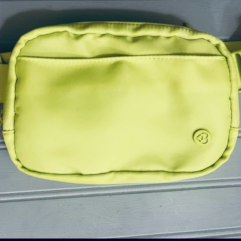 Blogilates Belt Bag Lime Green Crossbody Workout Bag Fanny Pack Adjustable NWT - Picture 6 of 15